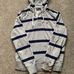 Men’s polo sweatshirt with hood